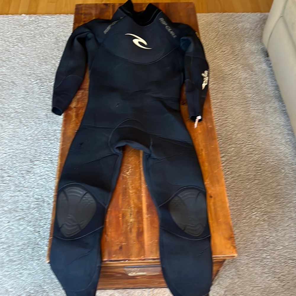 Rip Curl 4/3 wetsuit with Batwing collar